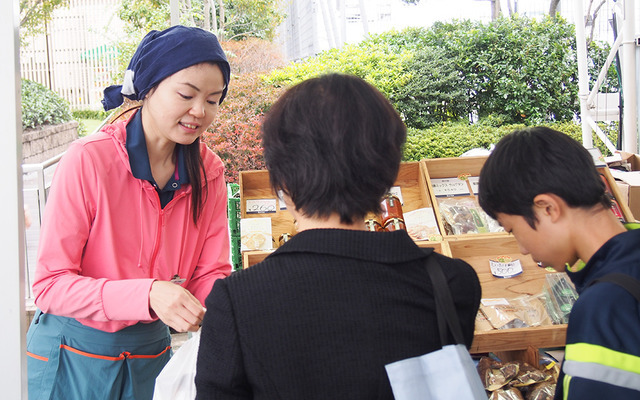 貫井香織さん、「イセタン“スタイリング マルシェ”」の「貫井園」ブースにて