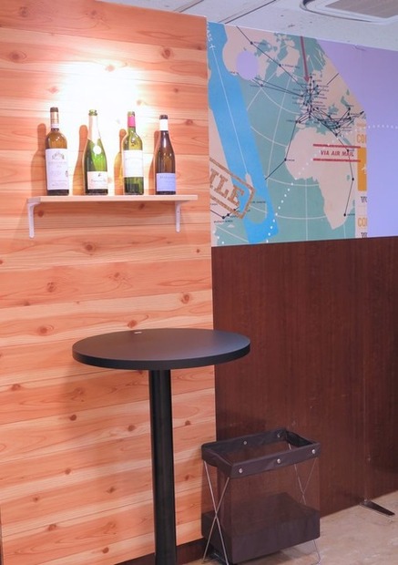 会場内には気軽にワインが楽しめるバルのコーナーも