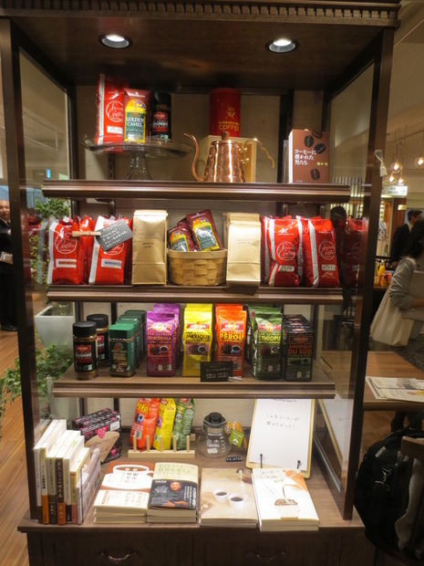 関連本とともに並ぶコーヒー豆