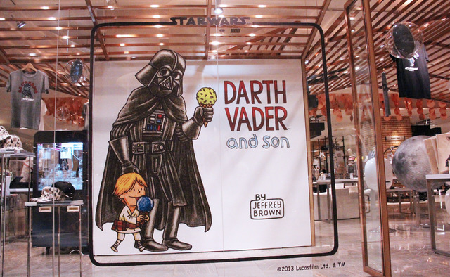 『スターウォーズ』からのスピンオフ企画「DARTH VADER and son」のイラストの店頭ファサード