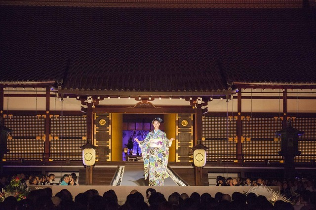 日光東照宮の陽明門をモチーフにした着物には、シニヨンスタイルを合わせ、流れる雲のイメージ