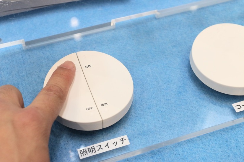 照明スイッチに関しては、ボタンをカチッと押す際に通信に必要な電力を発電する（撮影：防犯システム取材班）