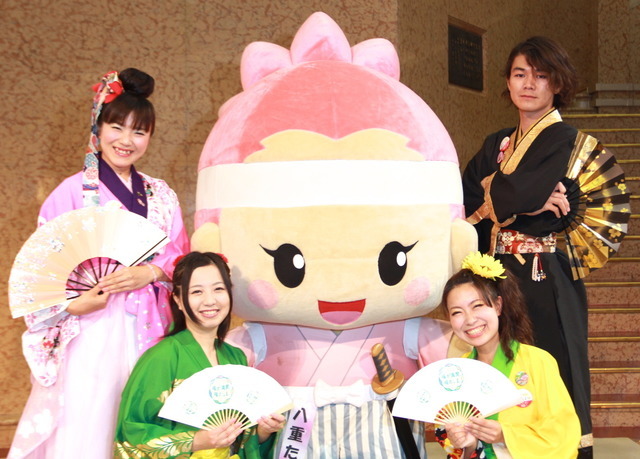 福島県をPRする「福が満開ふくしま隊」と福島県のゆるキャラ「八重たん」も会場に駆けつける