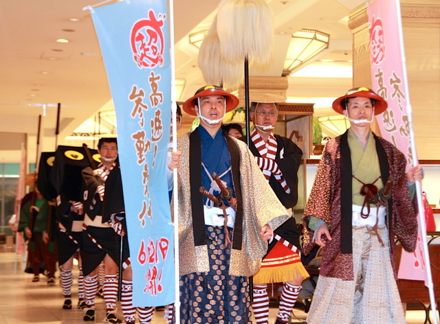 日本橋三越本店の中を大名行列が闊歩する