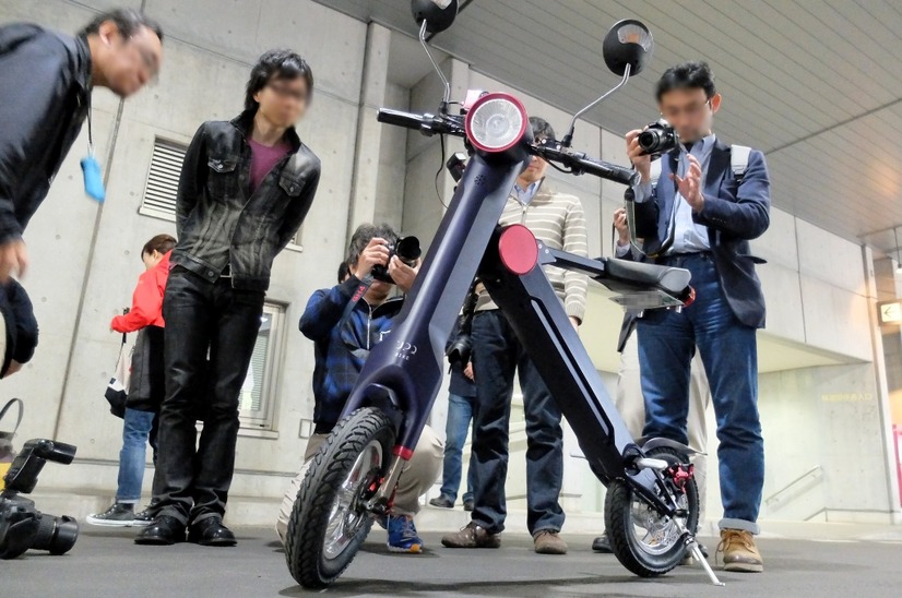 UPQ BIKE me01のサイズは約1220×610×985mm(ミラーを含まず)、総重量は約18kg