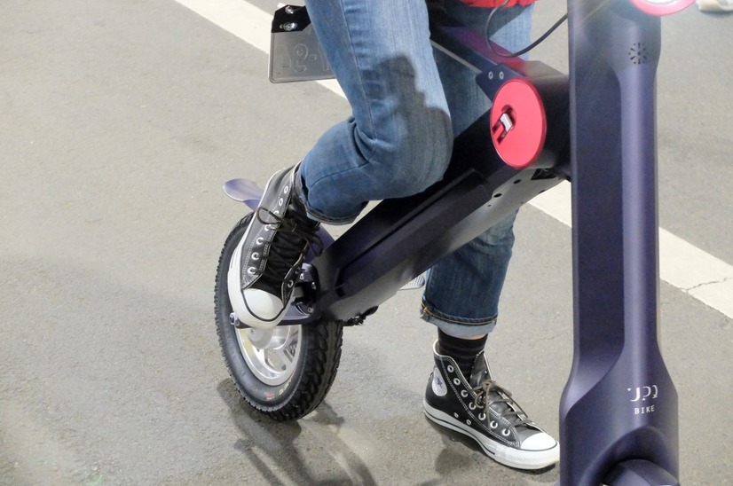 運転中は足をかける