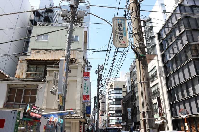 今回の記事作成のためにちょっと視点をずらしてみると、頭上には落下の可能性があるものが数多くあることに気づいた（撮影：防犯システム取材班）