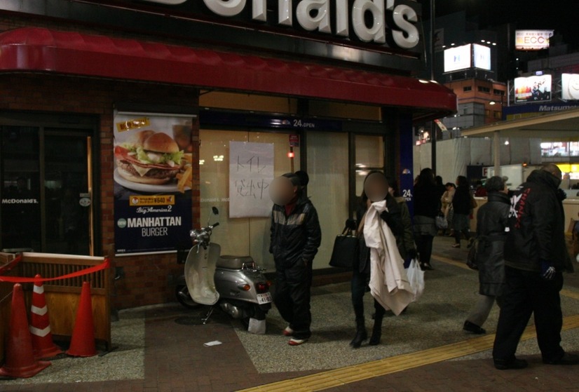東日本大震災当日のファストフード店。販売業務は行われていなかったが、トイレの貸し出しを行い、多くの帰宅困難者をサポートした（撮影：防犯システム取材班）