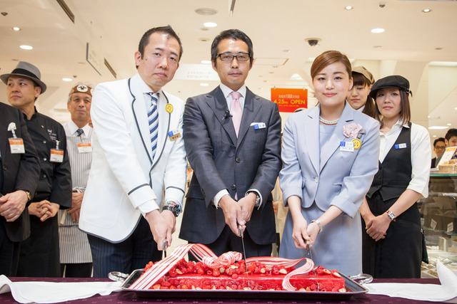 古屋毅彦本店長らがケーキカット