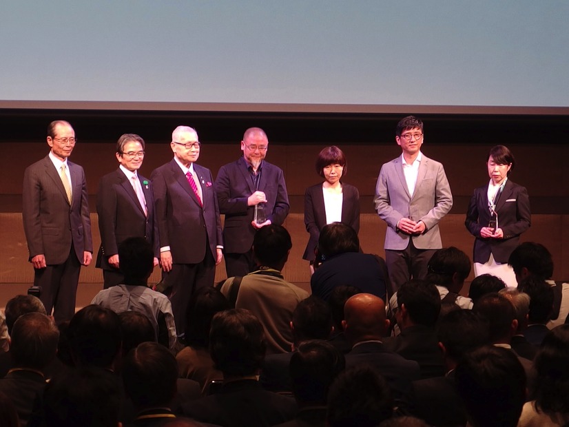 向かって左から王委員、宮田委員長、森会長、野老さん、最終選考案の作者3人　＜撮影　高木啓＞