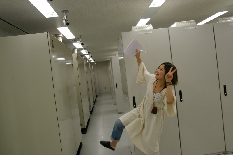 カメラの類を見ると興奮してピースとかやたらする人いますよね。その例