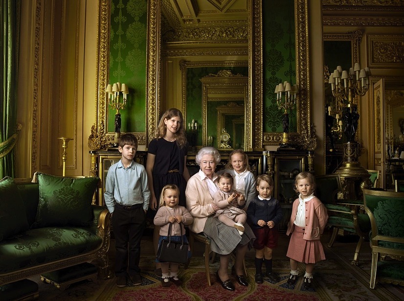 シャーロット王女とエリザベス女王が似ているとなった写真。女王90歳の記念写真。女王に抱かれているのがシャーロット王女　(c) Getty Images
