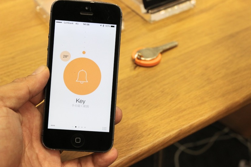 同社のブースでは、カギにChipoloを付けて、スマホからブザーを鳴らしたり、Chipoloを振ってスマホを鳴らすといったデモ展示が行われていた（撮影：防犯システム取材班）