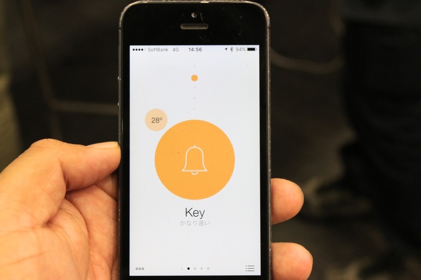 アプリのメイン画面にはブザーを鳴らすためのボタンアイコン、カギとの距離表示、Chipolo周辺の温度などが表示されている（撮影：防犯システム取材班）