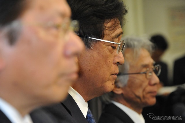 報酬を返上する益子修会長（中央）、引責辞任する相川哲郎社長（手前）、中尾龍吾副社長（奥）、（18日・国交省）