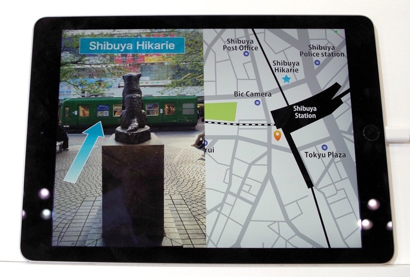 展示台の傾斜部分にスマートフォンやタブレットを置くと、その方向を映した写真と地図が表示され、一瞬で位置関係を把握することができる（撮影：防犯システム取材班）