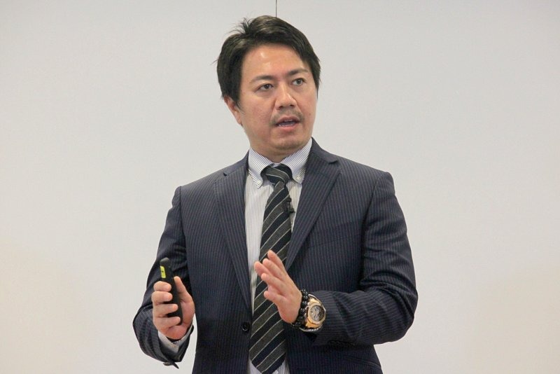 ソフトバンクロボティクス 代表取締役社長の冨澤文秀氏は「AndroidのSDKでPepperのアプリケーションを直接作成できるようになる」と紹介した