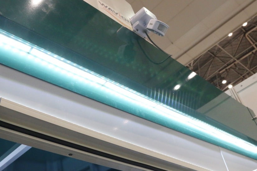 人感センサーに連動したLED照明も搭載。人が周囲にいる時だけ点灯させて電力消費を抑えることが可能（撮影：防犯システム取材班）