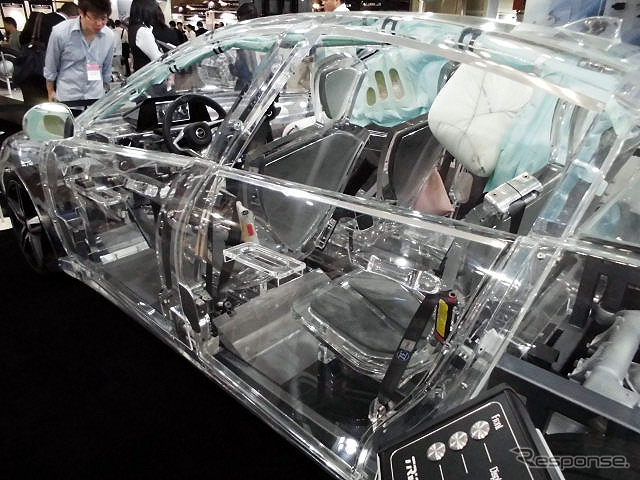 デトロイトモーターショー16で話題となったアクリルカー「ZF's acrylic car」を展示したゼット・エフ・ジャパン（人とくるまのテクノロジー展2016横浜）