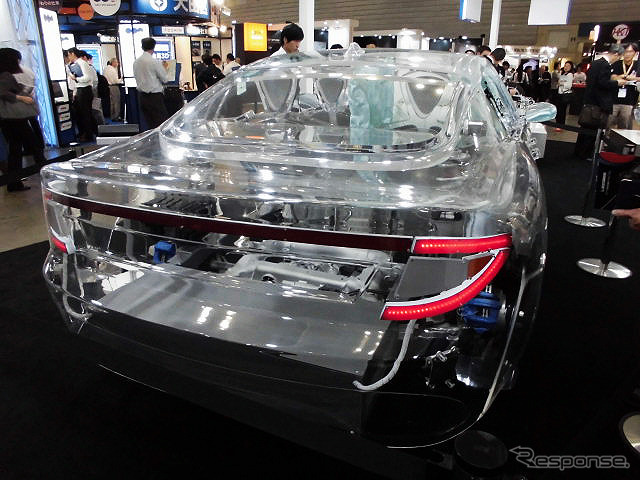 デトロイトモーターショー16で話題となったアクリルカー「ZF's acrylic car」を展示したゼット・エフ・ジャパン（人とくるまのテクノロジー展2016横浜）