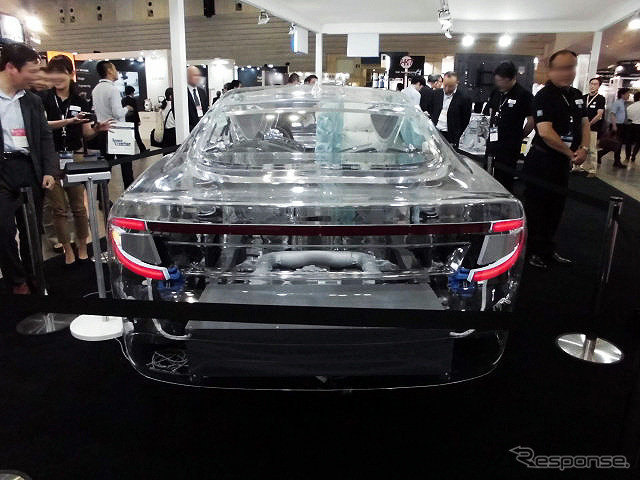 デトロイトモーターショー16で話題となったアクリルカー「ZF's acrylic car」を展示したゼット・エフ・ジャパン（人とくるまのテクノロジー展2016横浜）