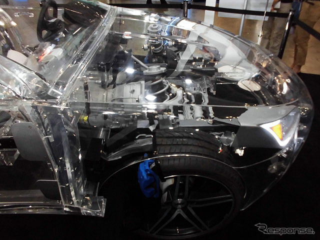 デトロイトモーターショー16で話題となったアクリルカー「ZF's acrylic car」を展示したゼット・エフ・ジャパン（人とくるまのテクノロジー展2016横浜）