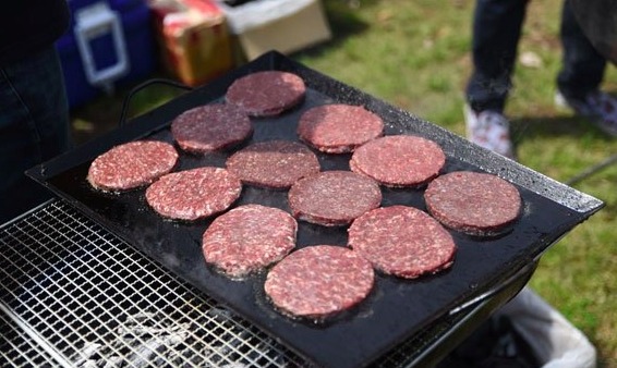 日本初のラクダバーガー