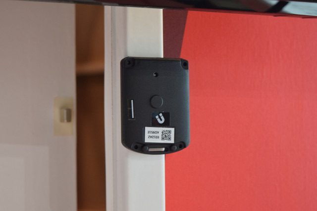 マグネットセンサービーコンで開閉を検知するシステムなので、トイレの扉が未使用時開いているタイプ専用となる。それ以外のタイプは別途相談（撮影：防犯システム取材班）