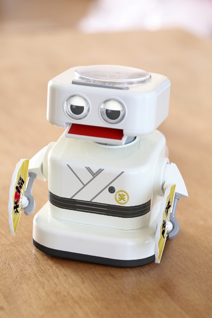 電波時計内蔵ロボット 「爆・笑太郎」(ばく・しょうたろう)