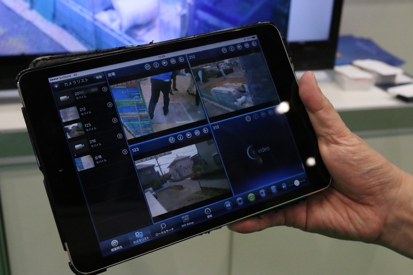 タブレットを使った遠隔視聴のイメージ。複数台のカメラを1台のタブレットでまとめて管理・視聴することも可能だ（撮影：防犯システム取材班）