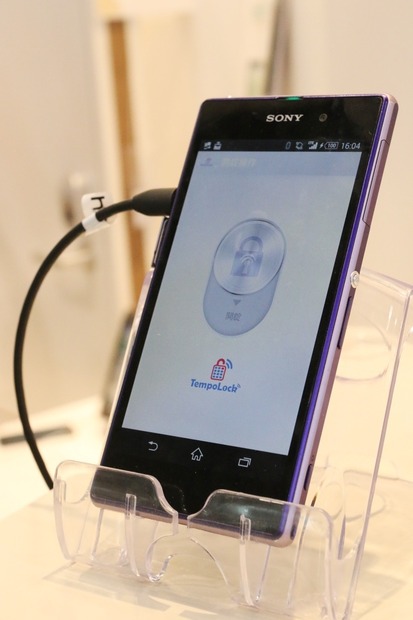 スマートフォンによる解除操作画面。アイコンをスライドさせるだけで解錠＆施錠操作が行える。画面は開発中のため変更の可能性もある（撮影：防犯システム取材班）