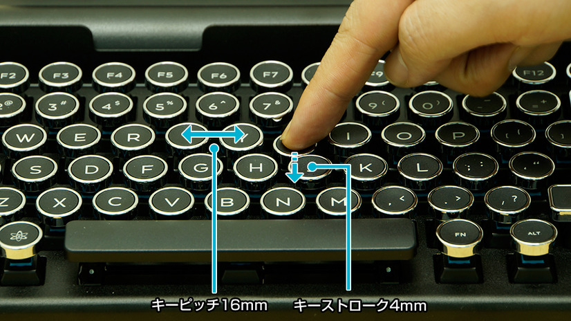 配列は83英語キーボード。キーピッチは16mm、キーストロークは4mm