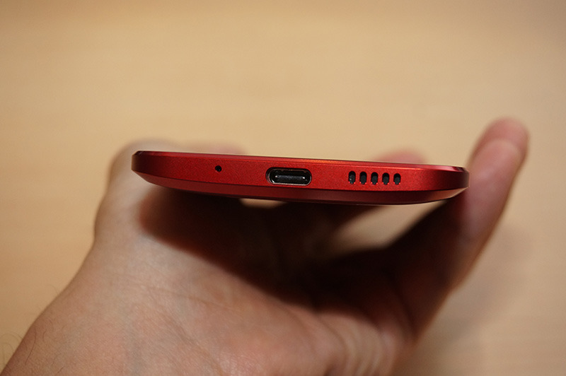 ボトムにUSB Type-C端子、ウーファースピーカーの開口部を搭載する