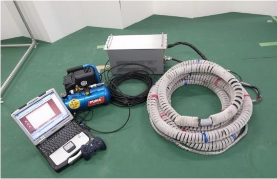 能動スコープカメラのシステム一式。写真右側の蛇腹状の白いホースのような部分が瓦礫内に侵入していく（画像はプレスリリースより）