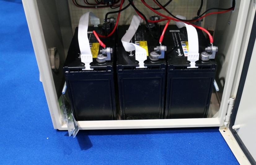 太陽電池パネル搭載機にはバッテリーを3台装備。3日間不天候でも稼働する（撮影：防犯システム取材班）