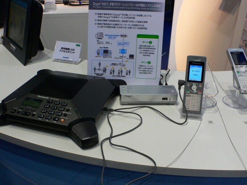 　Interop Tokyo 2008の松下電器産業ブースでは、無線LANに対応した法人向けのSkype端末を参考出品している。