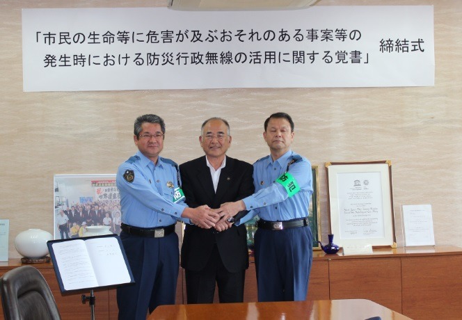 締結式は5月25日に佐賀警察署長、諸富警察署長、佐賀市長が参加して行われた。短時間での周知活動と、警察署独自の広報との多重化が期待される（画像は公式Webサイトより）