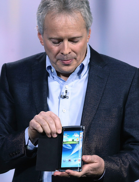 CES 2013でSamsungが発表したフレキシブルディスプレイ (C) Getty Images