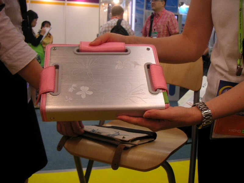 「Ergonomic Metal Sleeve」