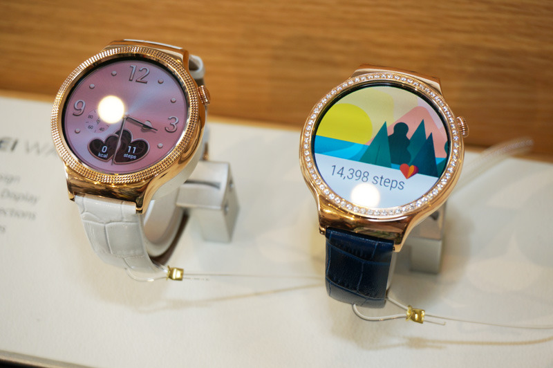 Huawai WatchのElegant（左）とJewel（右）