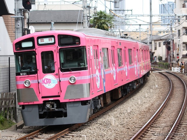 「SEIBU KPP TRAIN」は9000系の9101編成を使用。通常は黄色の車体をピンク色に塗り替えた。