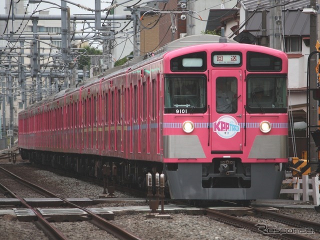 「SEIBU KPP TRAIN」は9000系の9101編成を使用。通常は黄色の車体をピンク色に塗り替えた。