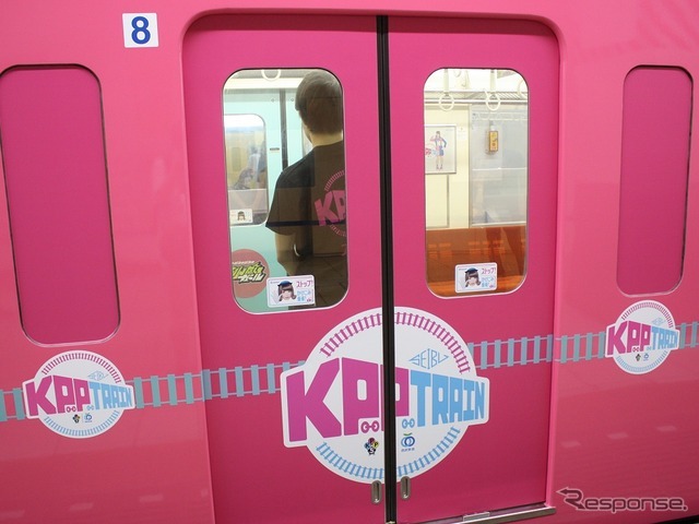 ピンク色の車体をきゃりーぱみゅぱみゅさんの写真や「KPP TRAIN」のロゴなどで装飾している。