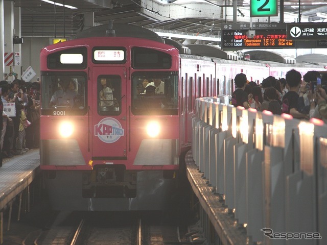 大勢のきゃりーぱみゅぱみゅファンに見守られるなか、「KPP TRAIN」がゆっくりと池袋駅に入線。