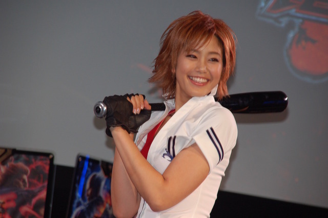 稲村亜美「鉄拳」コスプレ姿で“神スイング”を披露！