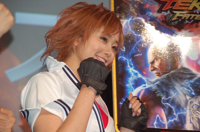 稲村亜美「鉄拳」コスプレ姿で“神スイング”を披露！