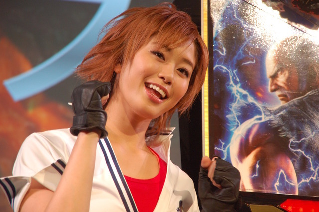 稲村亜美「鉄拳」コスプレ姿で“神スイング”を披露！