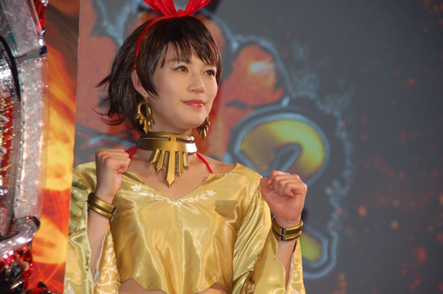 モデルボクサーの高野人母美が「鉄拳」のジョシー・リサールのコスプレ