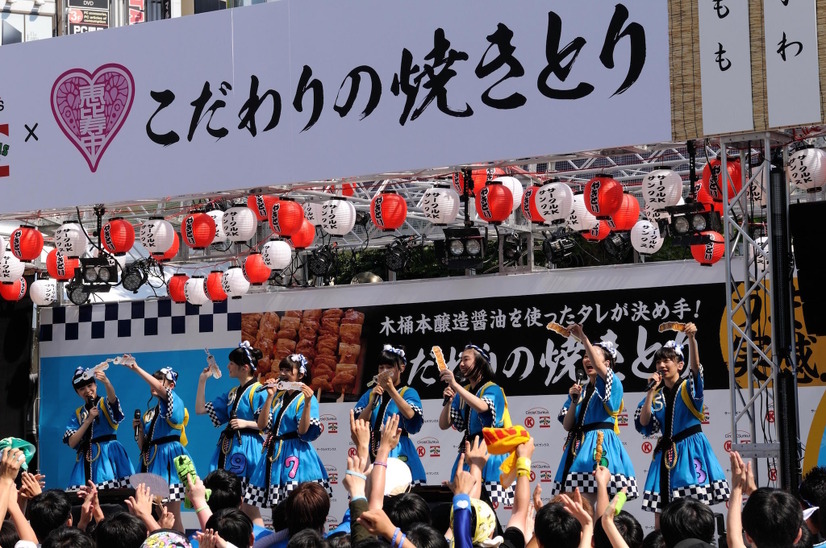 私立恵比寿中学が新宿駅前でライブ　＜写真提供　サークルKサンクス＞