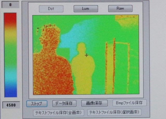 3D画像処理技術による測距機能のデモンストレーションを搭載。近いところは赤く、遠いところは青く表示されている。カメラの画角は180度と広角だ（撮影：防犯システム取材班）